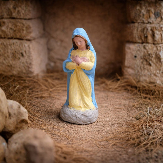 Marie en recueillement