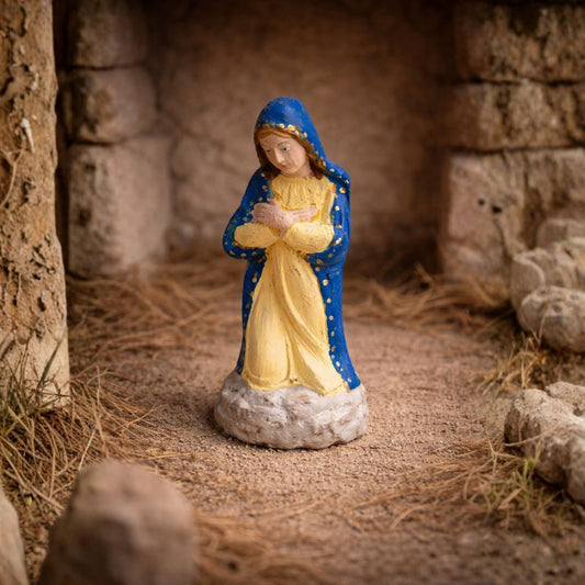 Marie en recueillement